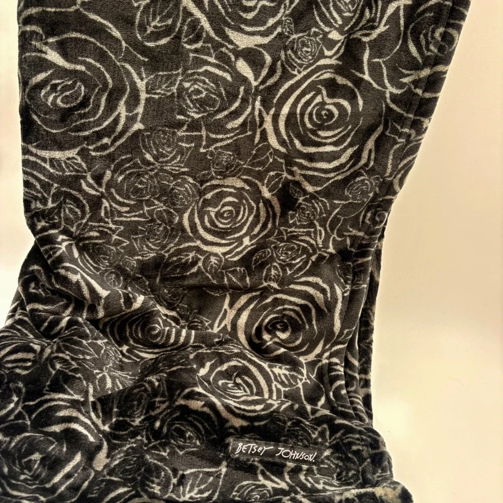 Betsey Johnson Ultra Soft Plush Throw Blanket Black Grey Rose Floral 50x70 NWT